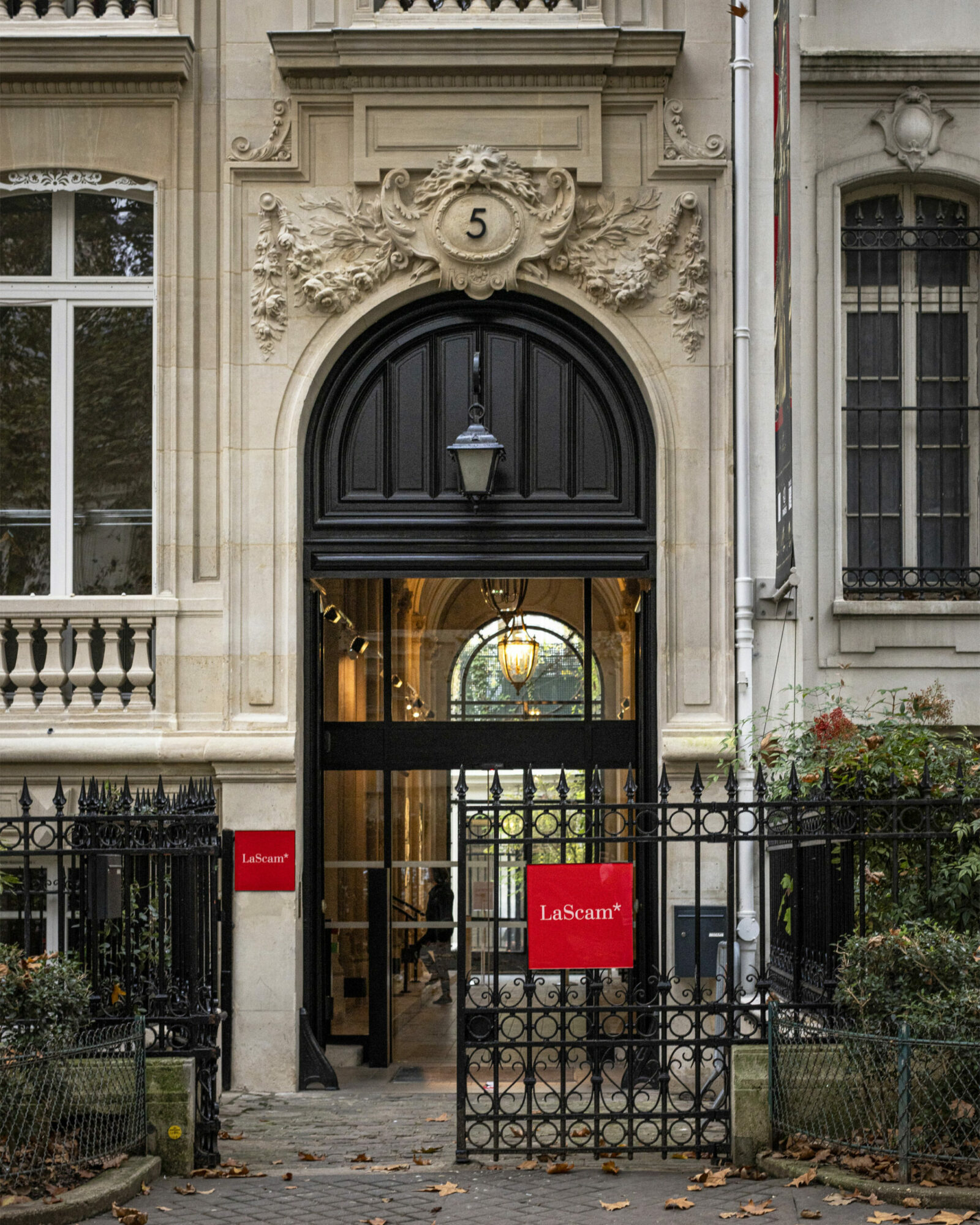 Signalétique LaScam close-up — plaque hôtel particulier design · vrai studio