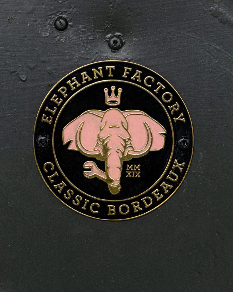 EFC Elephant Factory Classic, identité visuelle marque automobile artisanale · vrai studio