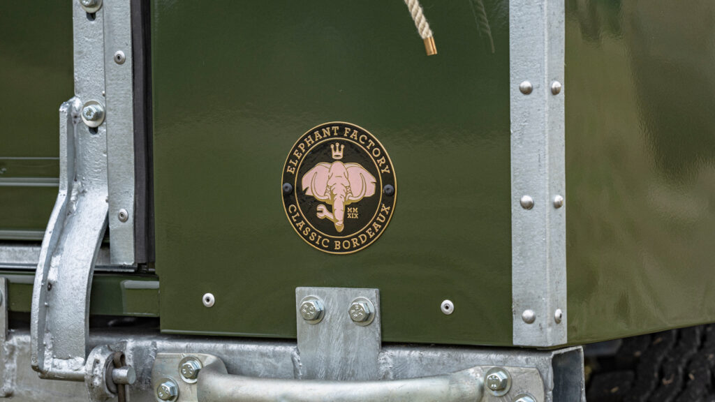 EFC Elephant Factory Classic — photographie lifestyle automobile artisanale · vrai studio