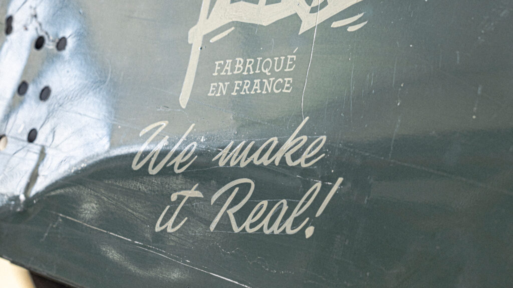 EFC Elephant Factory Classic, lifestyle photographie identité automobile · vrai studio