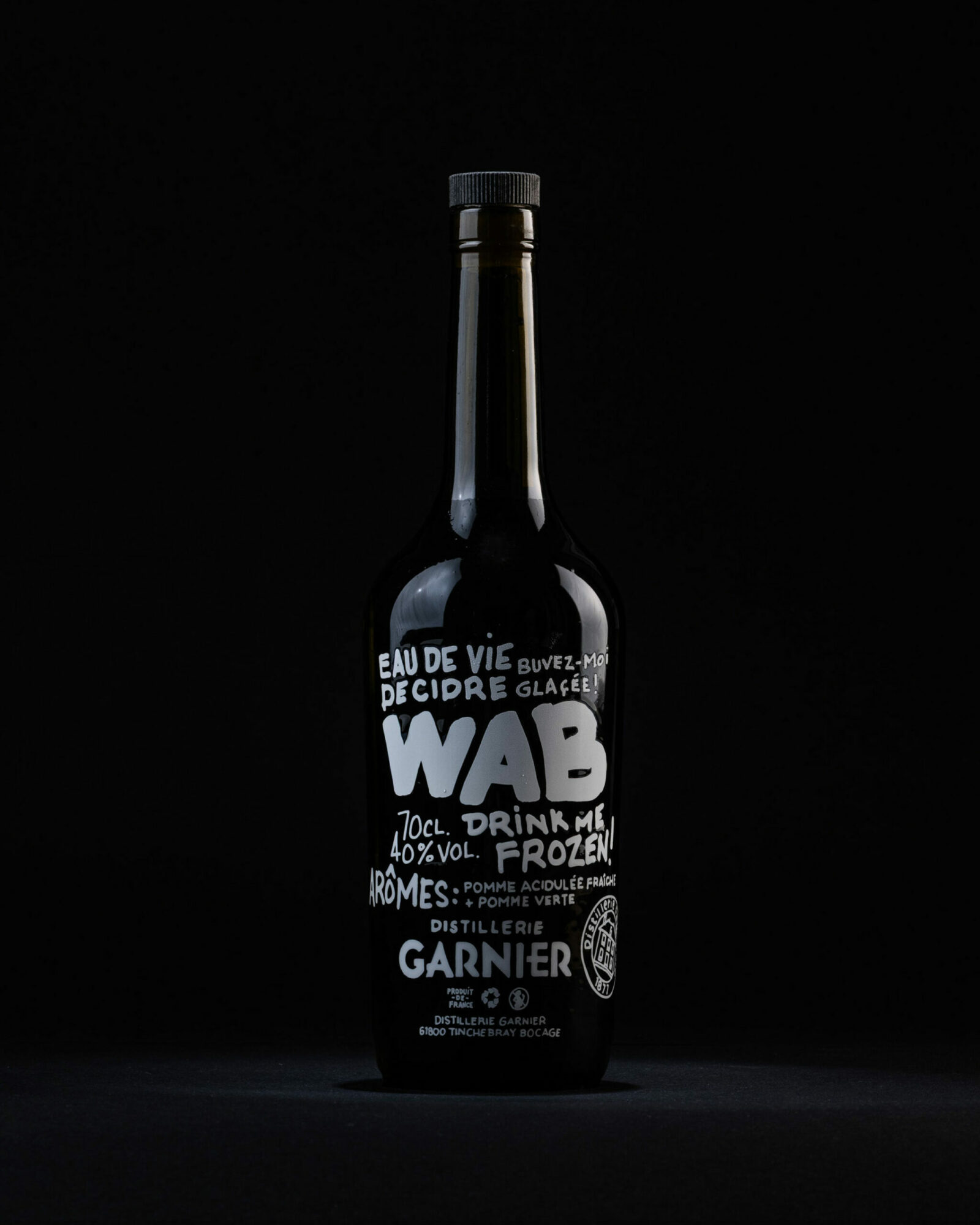 Bouteille WAB White Apple Brandy, vue 3 — packaging Garnier · vrai studio