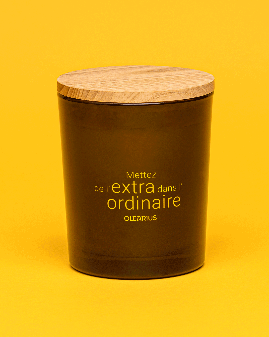 Animation showing the installation of the wooden lid on the Heritage candle container — Olearius packshot · vrai studio