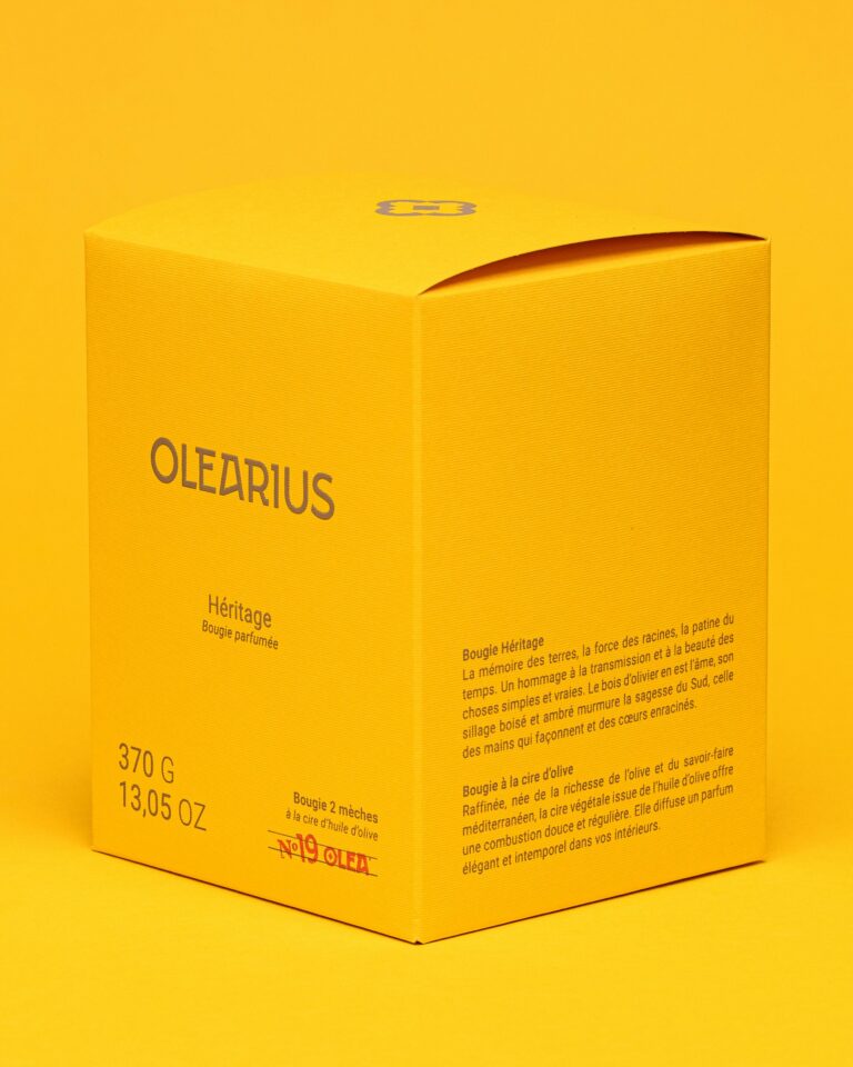Three-quarter view of the Olearius Heritage candle box, close-up of the embossed seal on the flap — packaging photography by Olearius · vrai studio