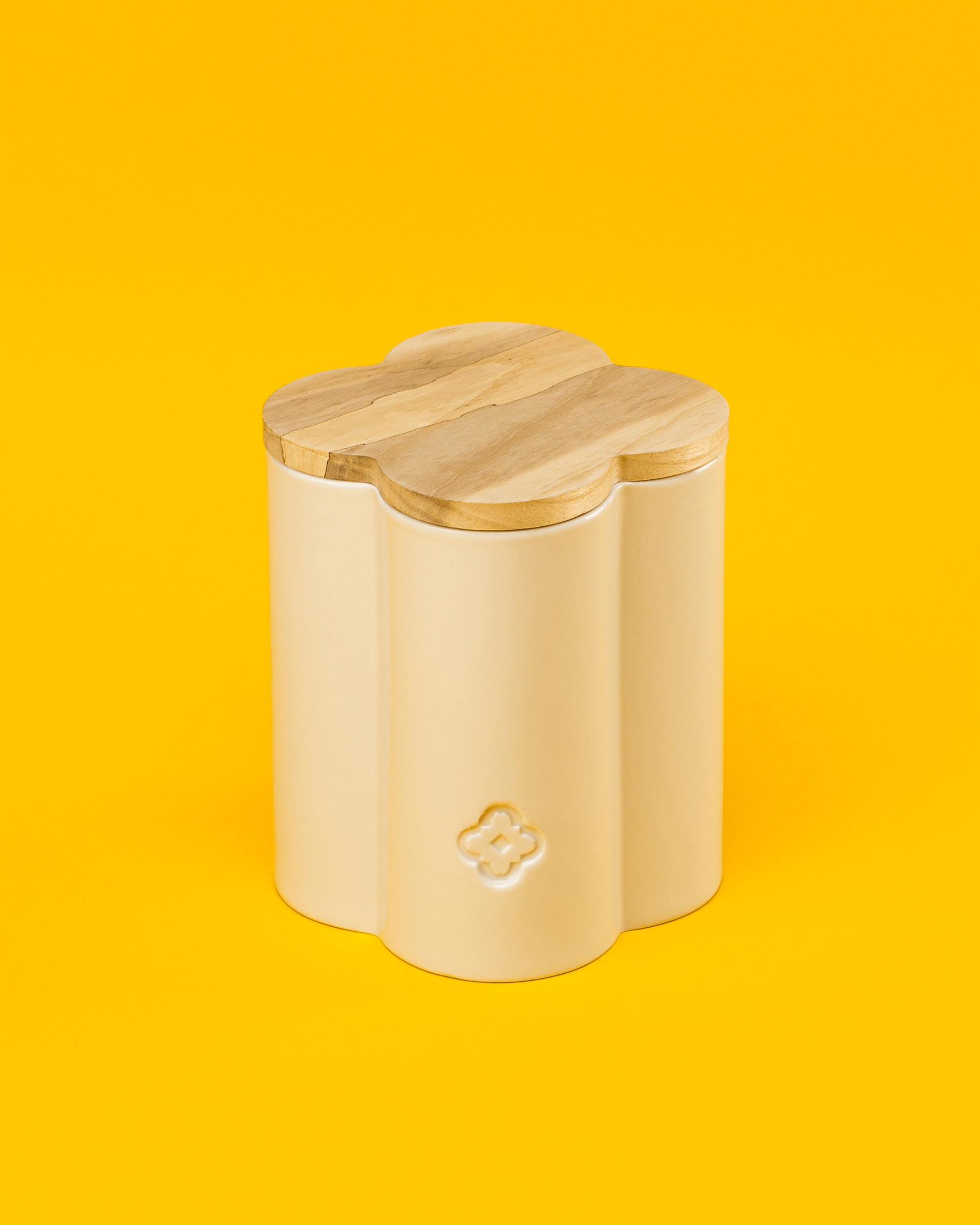 Packshot portrait animé bougie Nes — Olearius · vrai studio