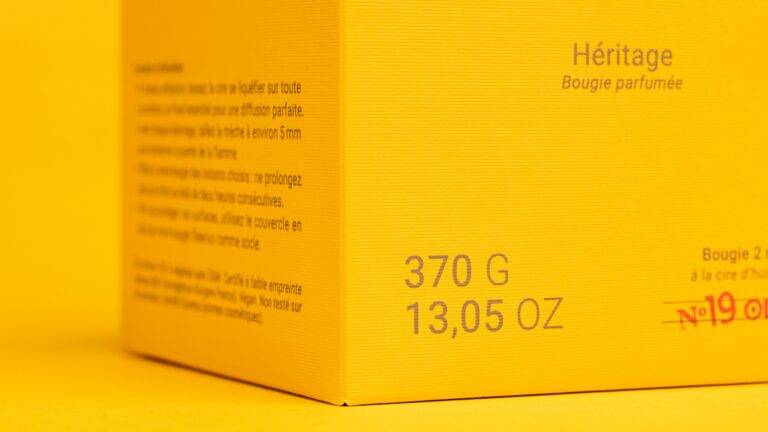 Close-up of the Olearius Heritage Candle Gift Set No. 19, with weight information and usage instructions printed on the box — Olearius packaging photography · vrai studio