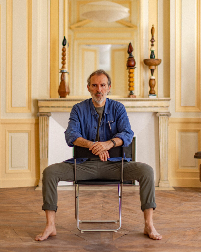 Totem en bois récupéré, sculpture unique — Victor Totems Paris — photographie vrai studio