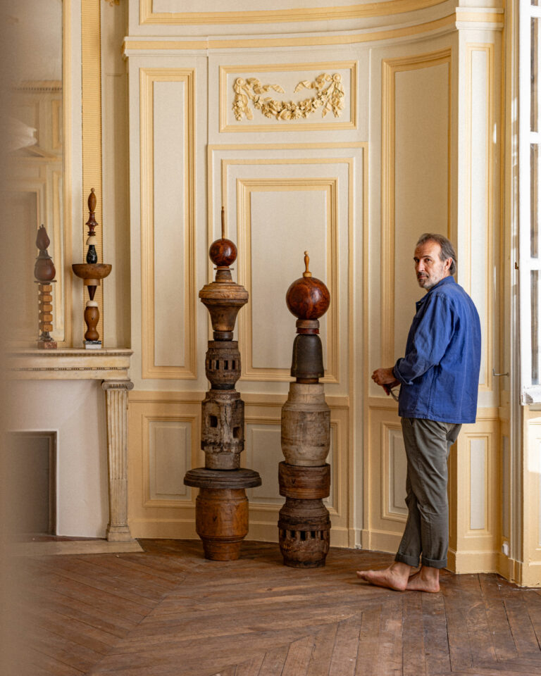 Assemblage de fragments de bois, totem de Victor — exposition Ondes Bordeaux — photographie vrai studio