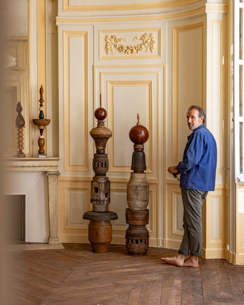 Assemblage de fragments de bois, totem de Victor — exposition Ondes Bordeaux — photographie vrai studio