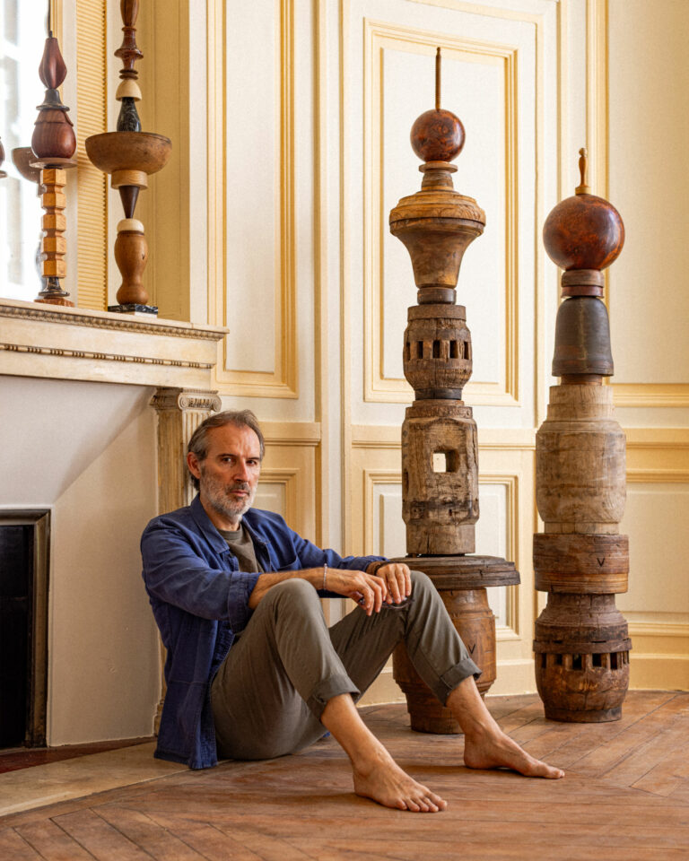 Sculpture totem en bois de récupération — Victor Totems Paris — photographie vrai studio