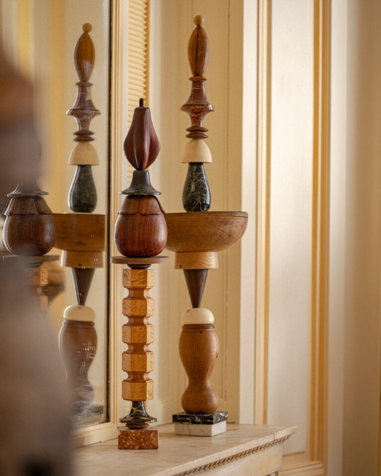 Totem en bois brut, jeu d'ombres et lumières — Victor Totems Paris — photographie vrai studio