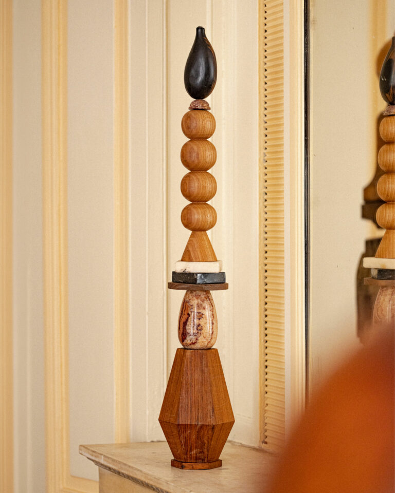 Totem en bois assemblé, matière dense et vivante — Victor alias Nicolas Flachot — vrai studio