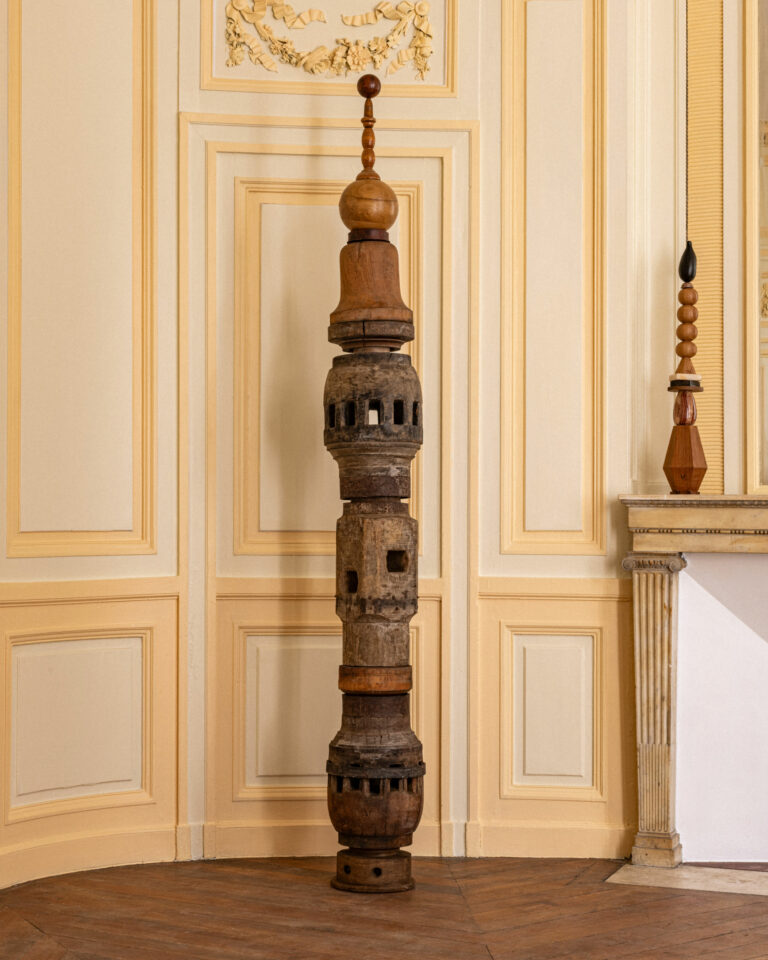 Totem en bois de Victor, image de couverture — Victor Totems Paris — photographie vrai studio