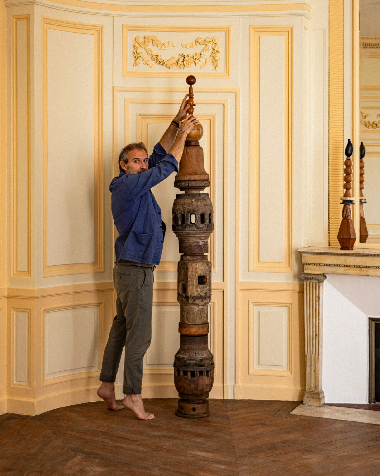 Totem en bois sculpté, vue principale du projet — Victor Totems Paris — photographie vrai studio