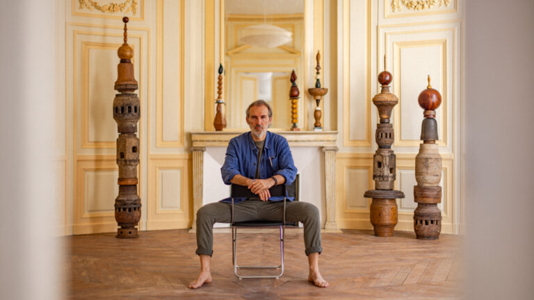 Vue d'ensemble des totems exposés chez Ondes Bordeaux — Victor Totems Paris — photographie vrai studio