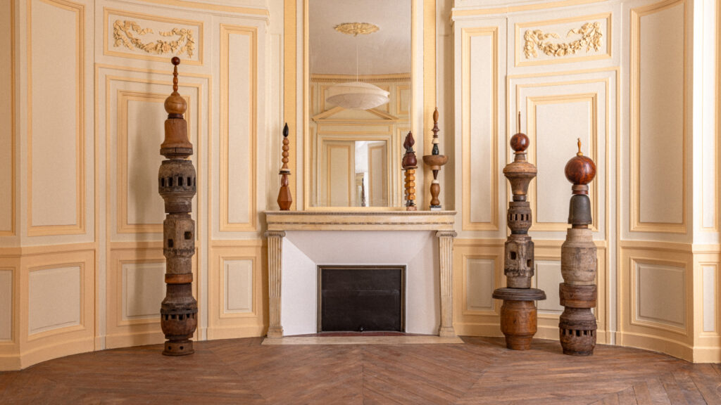 Plusieurs totems en bois, installation Ondes Bordeaux — Victor Totems Paris — photographie vrai studio