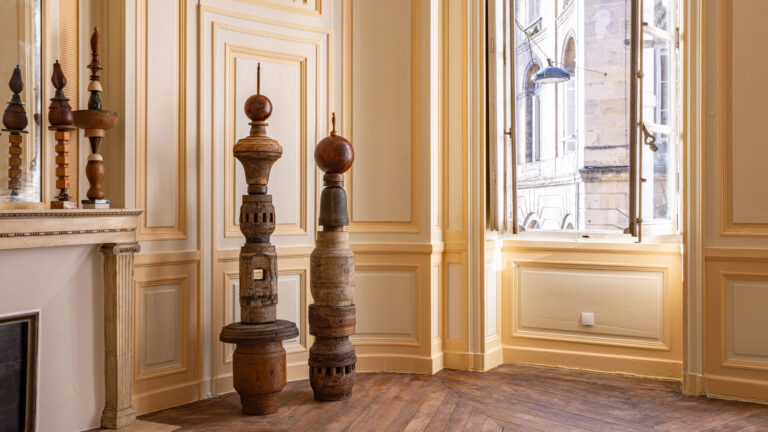 Totems de Victor en présence dans l'espace d'exposition — Ondes Bordeaux — photographie vrai studio