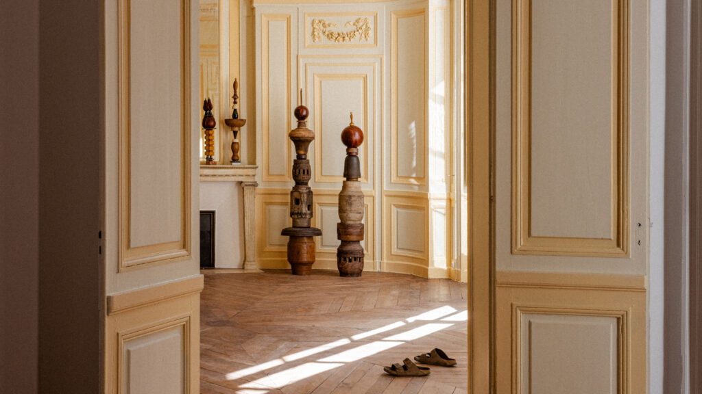 Vue d'exposition des totems en bois récupéré, Victor alias Nicolas Flachot, photographie vrai studio