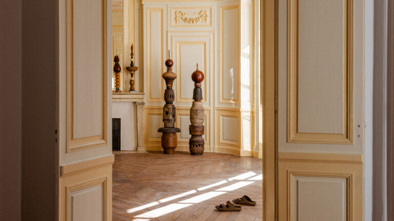 Vue d'exposition des totems en bois récupéré — Victor alias Nicolas Flachot — photographie vrai studio
