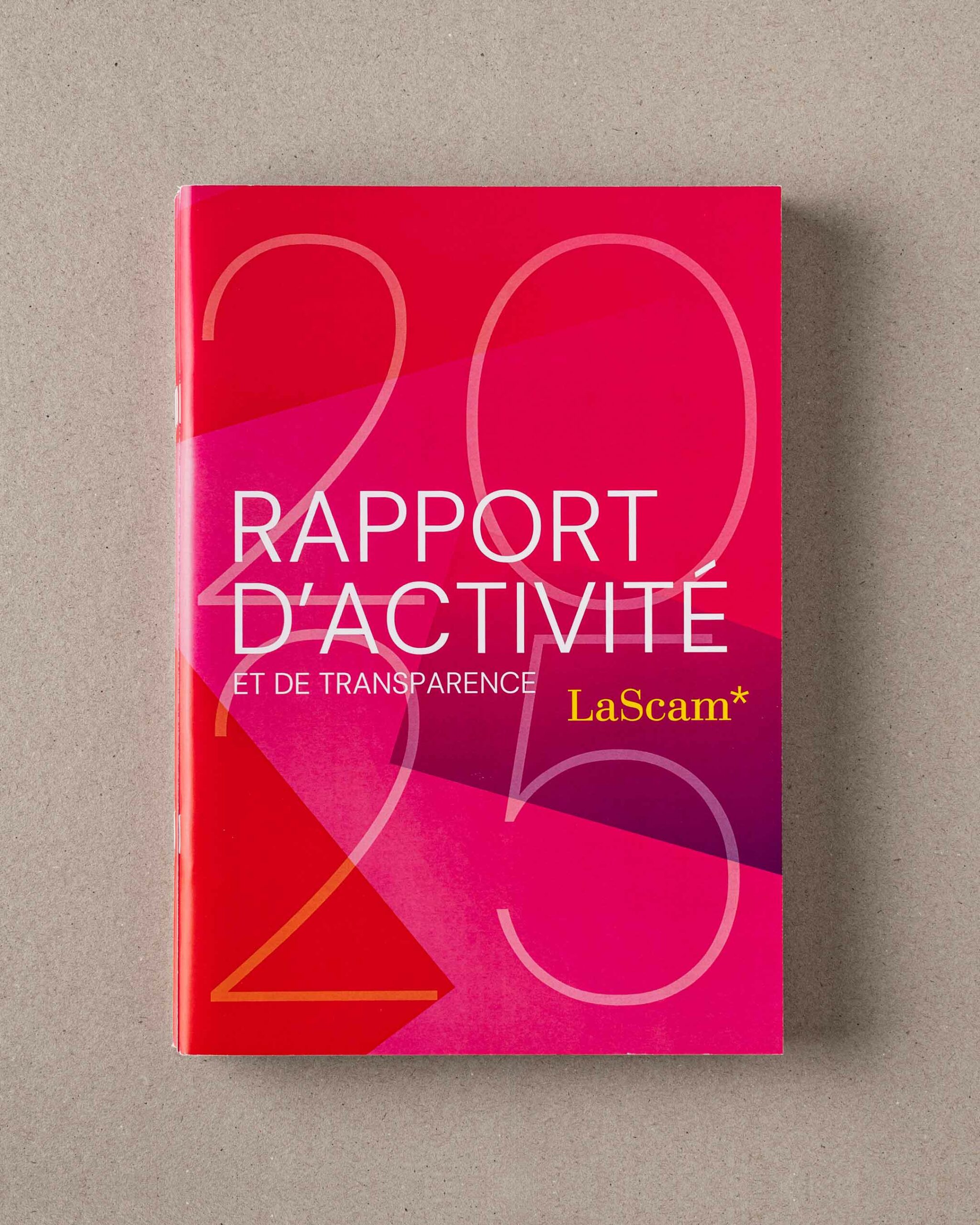 ID 1493 — Couverture du Rapport d'Activité et de Transparence 2025, LaScam* — direction artistique vrai studio